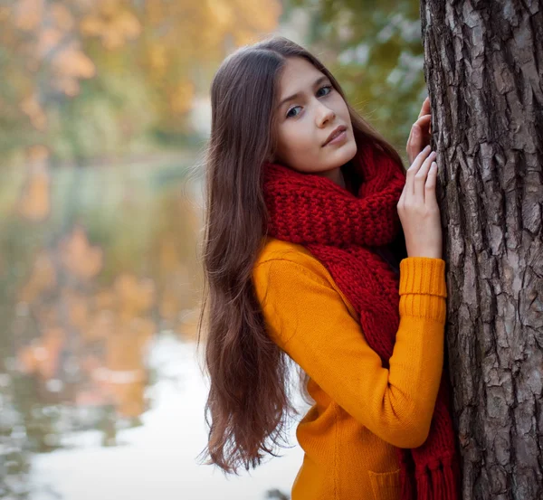 Mladá usměvavá žena v podzimním parku — Stock fotografie