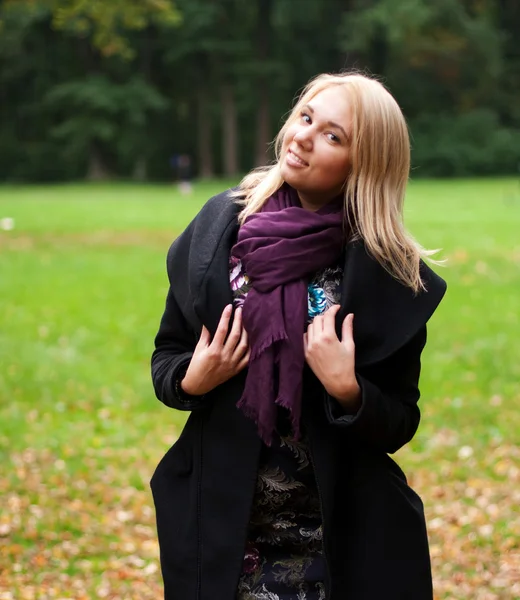 Donna che cammina nel parco autunnale — Foto Stock