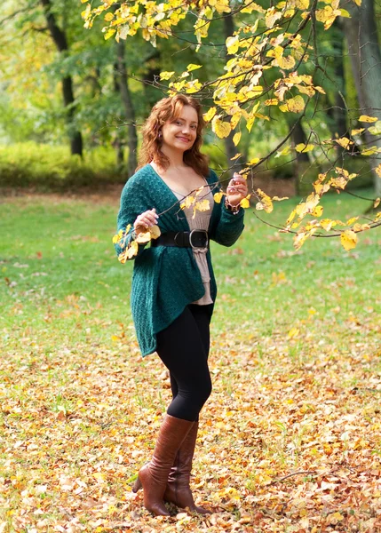 Sonbahar parkında yürüyen kadın — Stok fotoğraf