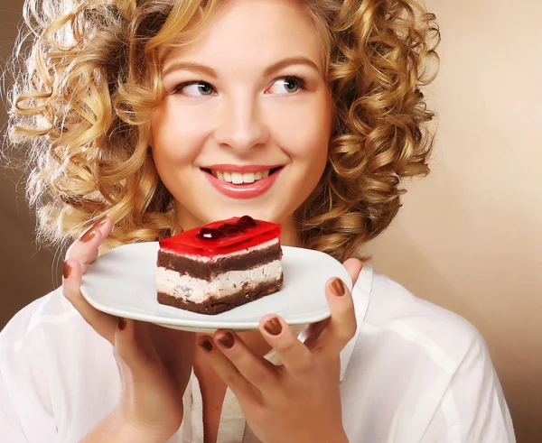 Elinde pasta olan genç bir kadın. — Stok fotoğraf