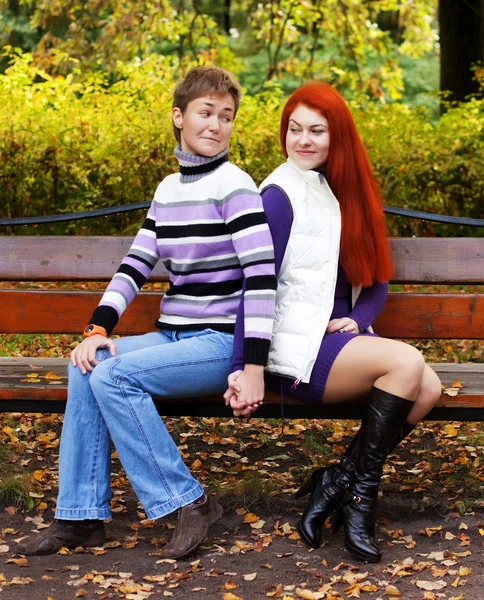 Twee mooie meisjes in herfst park — Stockfoto