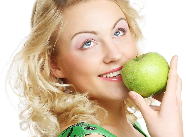 Kvinna som håller grönt äpple — Stockfoto