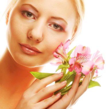 Kadın pembe çiçekli