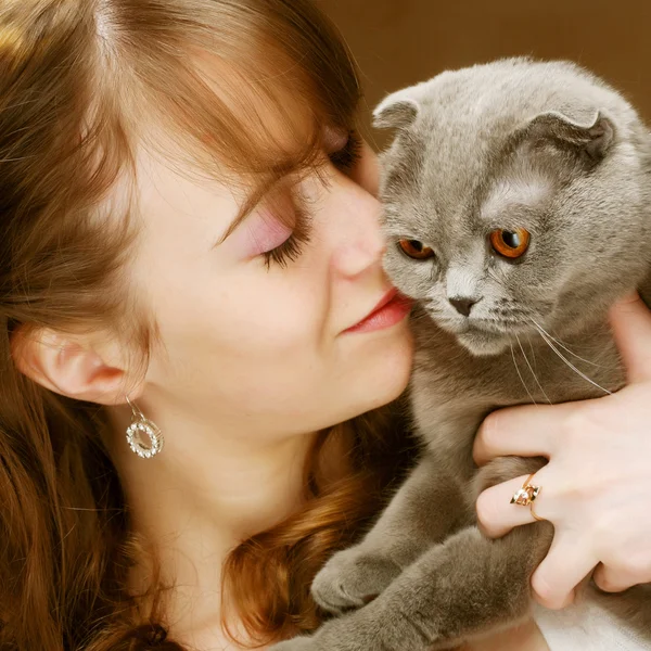 스코틀랜드 접어 고양이와 젊은 여자 — 스톡 사진