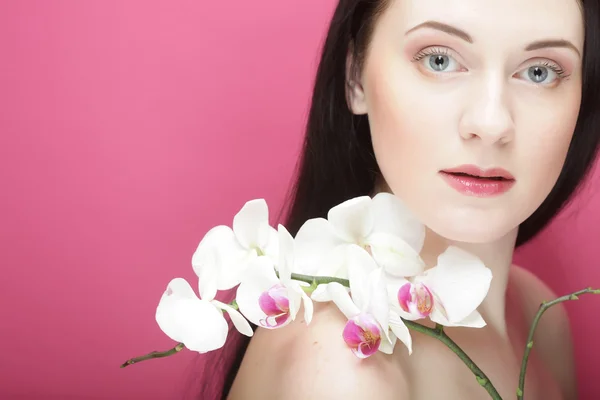 Beautiful healthy woman with orchid flower. — Stock Photo, Image