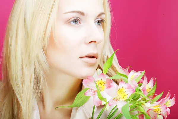 핑크 꽃과 젊은 아름 다운 여 인 — 스톡 사진