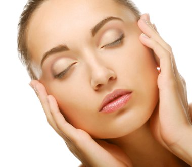 Temiz ciltli, sağlıklı bir kadın yüzü.