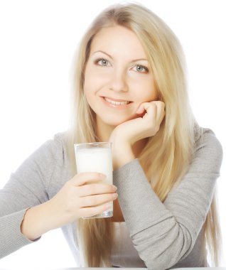 genç kadının elinde bir bardak taze süt