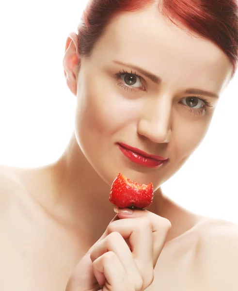 Belle femme souriante heureuse à la fraise — Photo