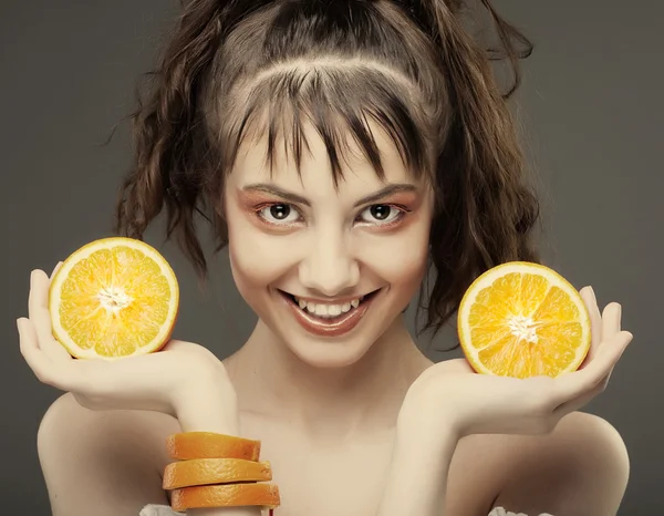 Visage de femme avec orange juteuse — Photo