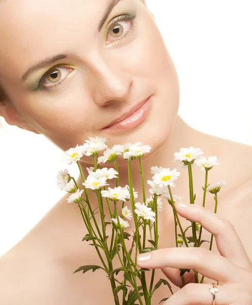 Ženská tvář s bílými květy — Stock fotografie