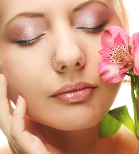 Mujer con flores rosas — Foto de Stock