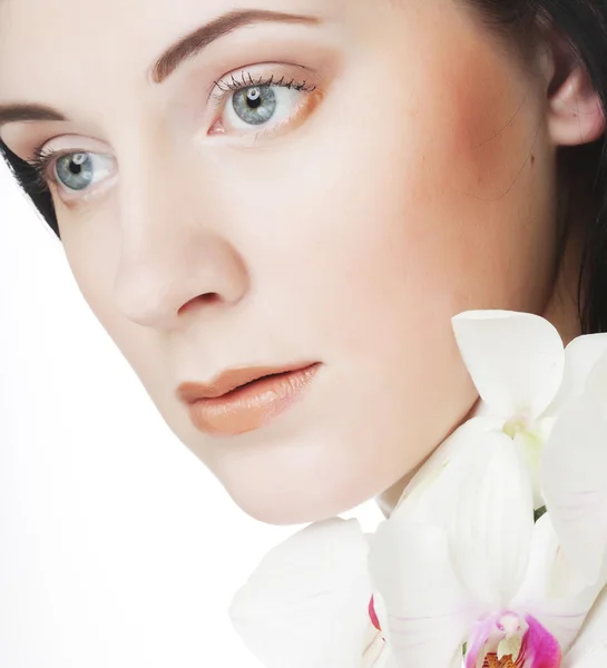 Mujer con flor de orquídea —  Fotos de Stock