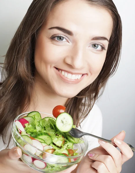 Ragazza sorridente con un'insalata — Foto Stock