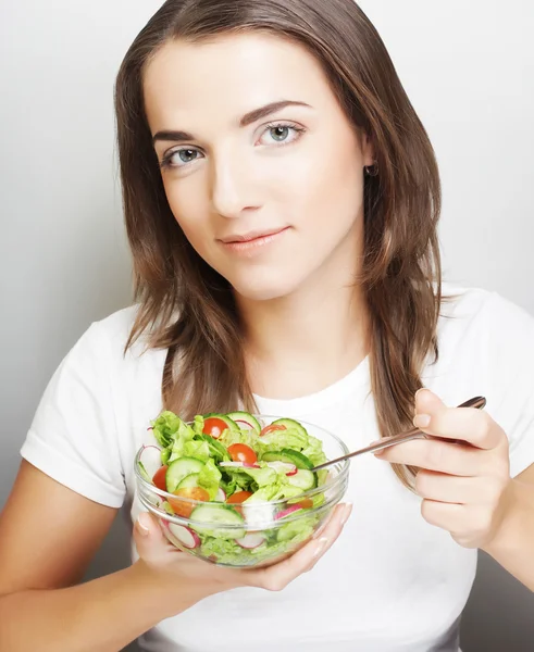 Lachende meisje met een salade — Stockfoto