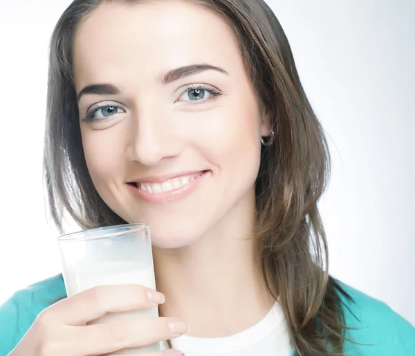 Jovem senhora tomando um copo de leite — Fotografia de Stock