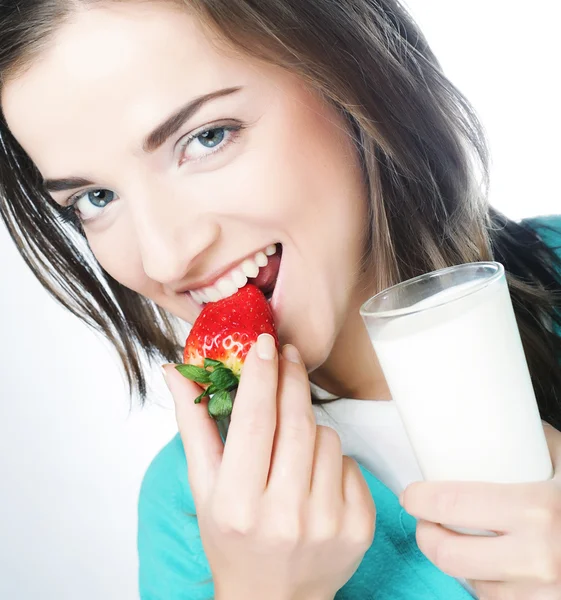 Donna con latte e fragola — Foto Stock