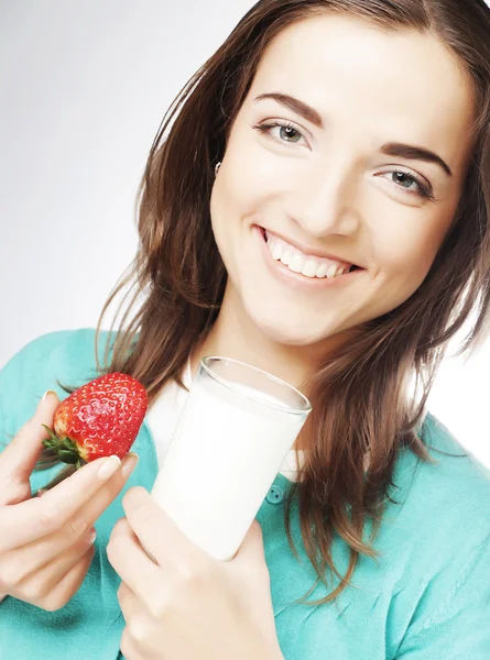 Mujer con leche y fresa —  Fotos de Stock