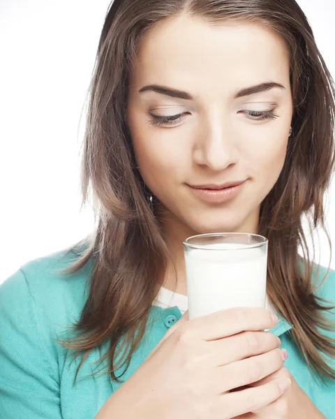 एक ग्लास दूध रखने वाली एक युवा महिला — स्टॉक फ़ोटो, इमेज