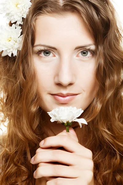 白い花を持つ女性の顔 — ストック写真
