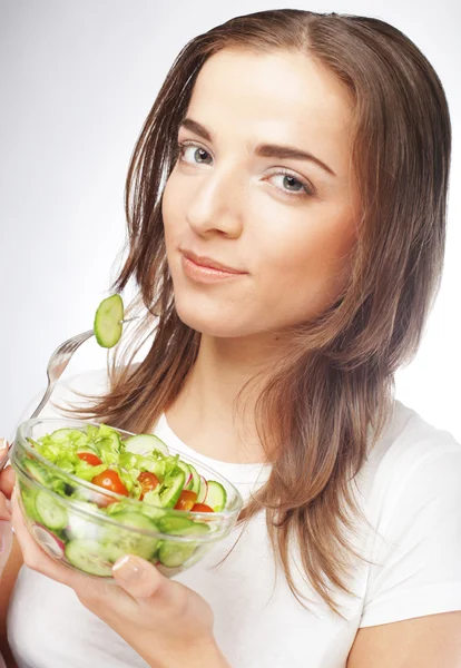 Chica con una ensalada sobre un fondo blanco —  Fotos de Stock