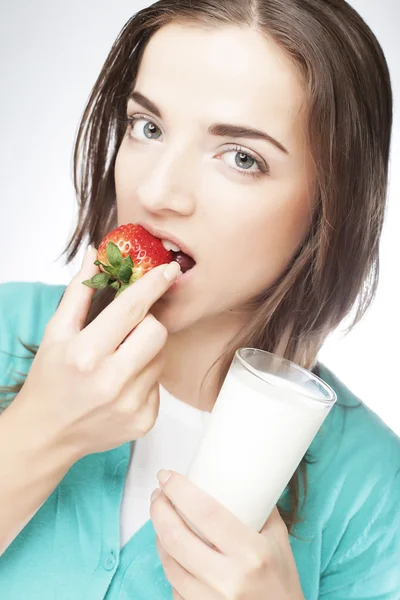 Frau mit Milch und Erdbeere — Stockfoto