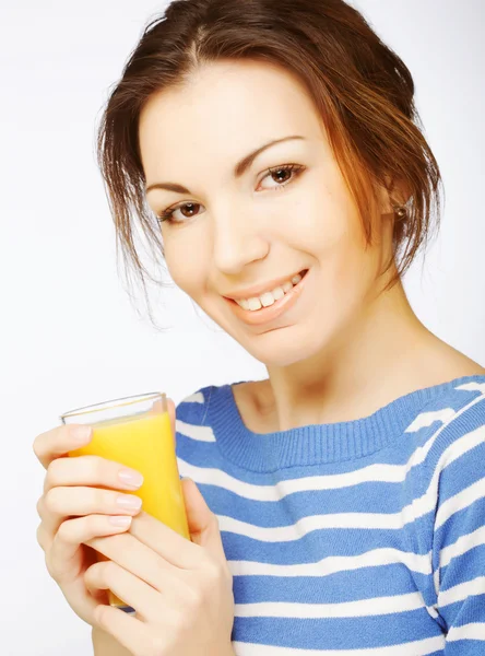 Mulher com suco de laranja no fundo branco — Fotografia de Stock