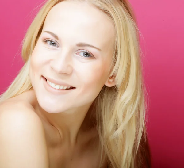 Piękna młoda kobieta uśmiechający się z czystą skórę — Zdjęcie stockowe