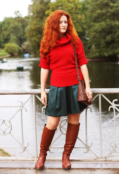 Jolie femme se détendre dans le parc d'automne — Photo