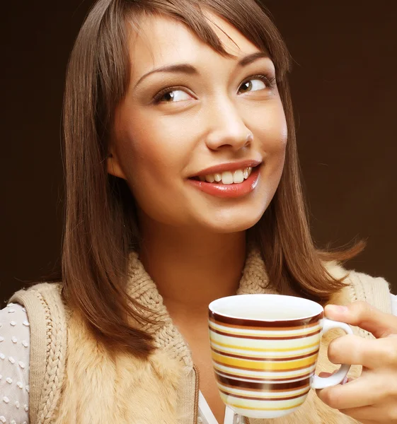 Attraktiv kvinna med kaffe och dessert — Stockfoto