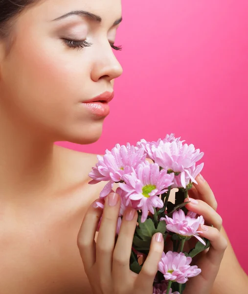 Портрет молодой женщины с розовой хризантемой — стоковое фото
