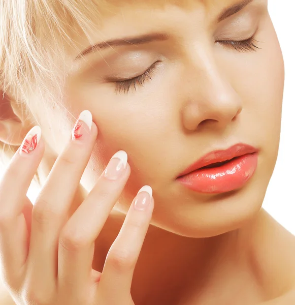 Perfekte schöne Frau entspannt sich mit geschlossenen Augen — Stockfoto