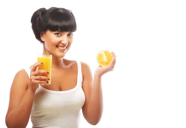 Joven mujer feliz bebiendo jugo de naranja — Foto de Stock