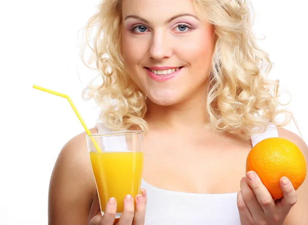 Jovem mulher feliz beber suco de laranja. — Fotografia de Stock