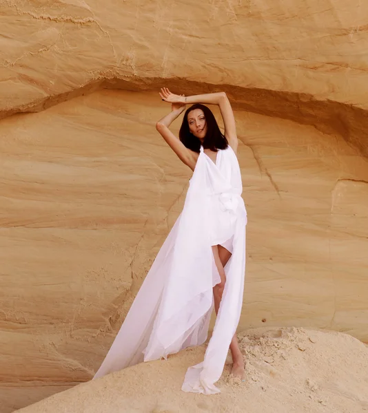 Attractive woman in the desert — Stock Photo, Image