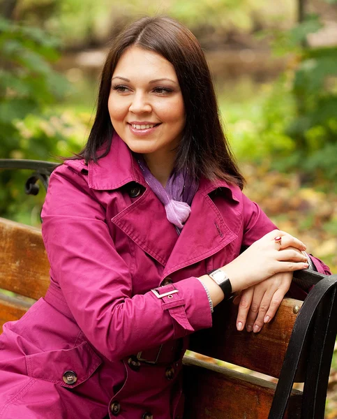 Girl on bench in autumn park — Stock Photo, Image