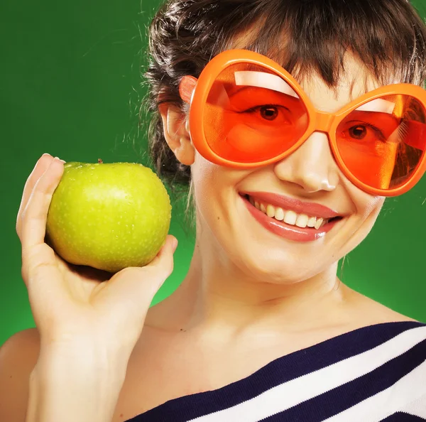 녹색 사과를 든 여자 — 스톡 사진