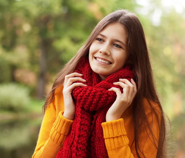 Mujer feliz cerca del río — Foto de Stock