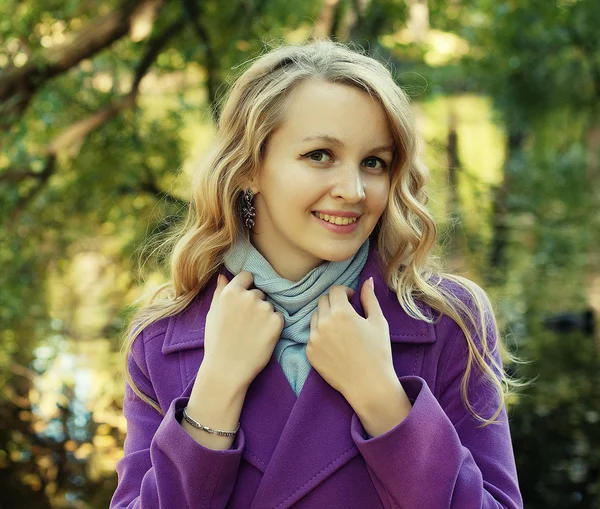 Moda mujer feliz en temporada de otoño —  Fotos de Stock