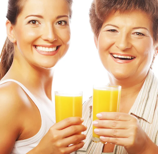 Duas mulheres com suco de laranja . — Fotografia de Stock