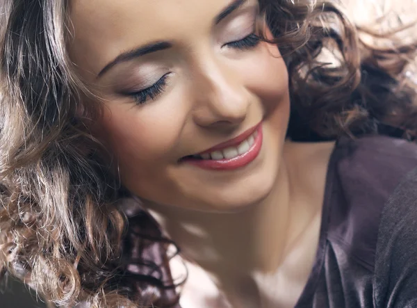 Bela jovem feliz sorrindo mulher — Fotografia de Stock