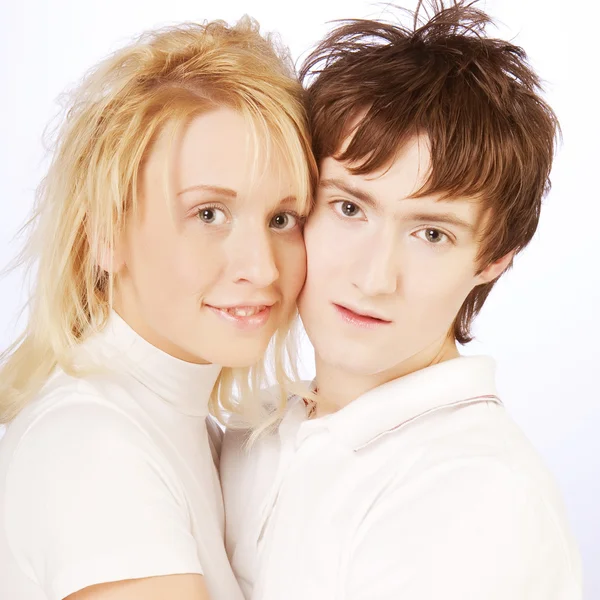 Retrato de una hermosa joven feliz pareja sonriente — Foto de Stock