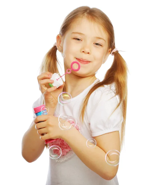 吹肥皂泡的滑稽可爱的小女孩 — 图库照片