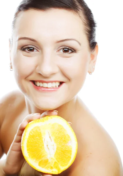 Vrouw met sinaasappelen in haar handen — Stockfoto