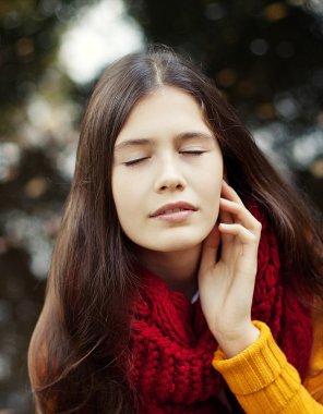 sonbahar Park genç gülümseyen kadın
