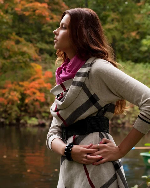 Mujer cerca del río en temporada de otoño —  Fotos de Stock