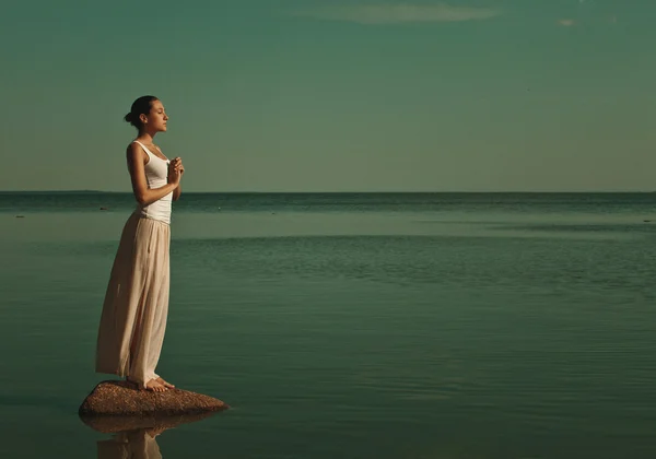 Mulher meditando em uma pose de ioga — Fotografia de Stock