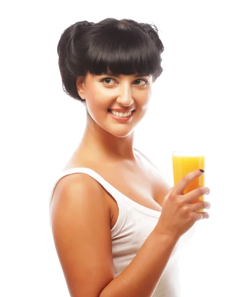 Mladá šťastná žena pije pomerančový džus — Stock fotografie