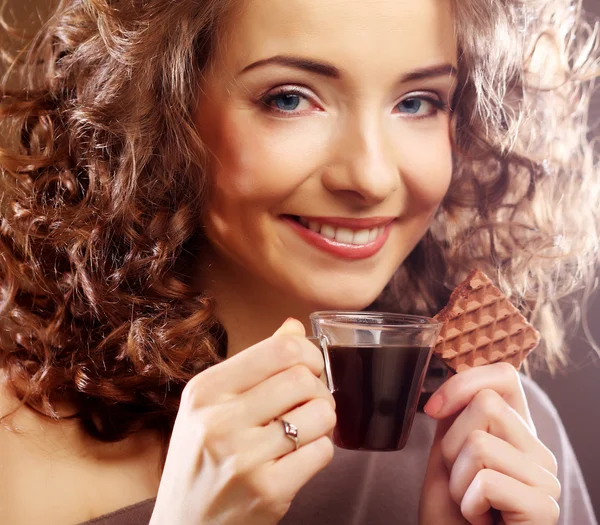 Mulher atraente com café e biscoitos — Fotografia de Stock