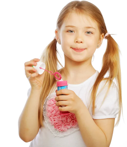 Divertido encantadora niña soplando burbujas de jabón — Foto de Stock